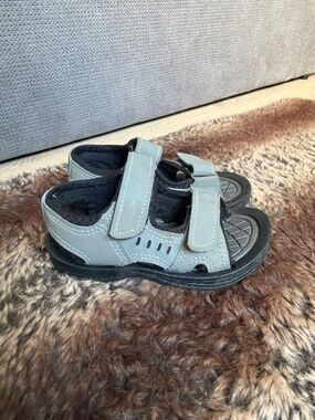 Boy toddler summer sandals size 7/8 good condition